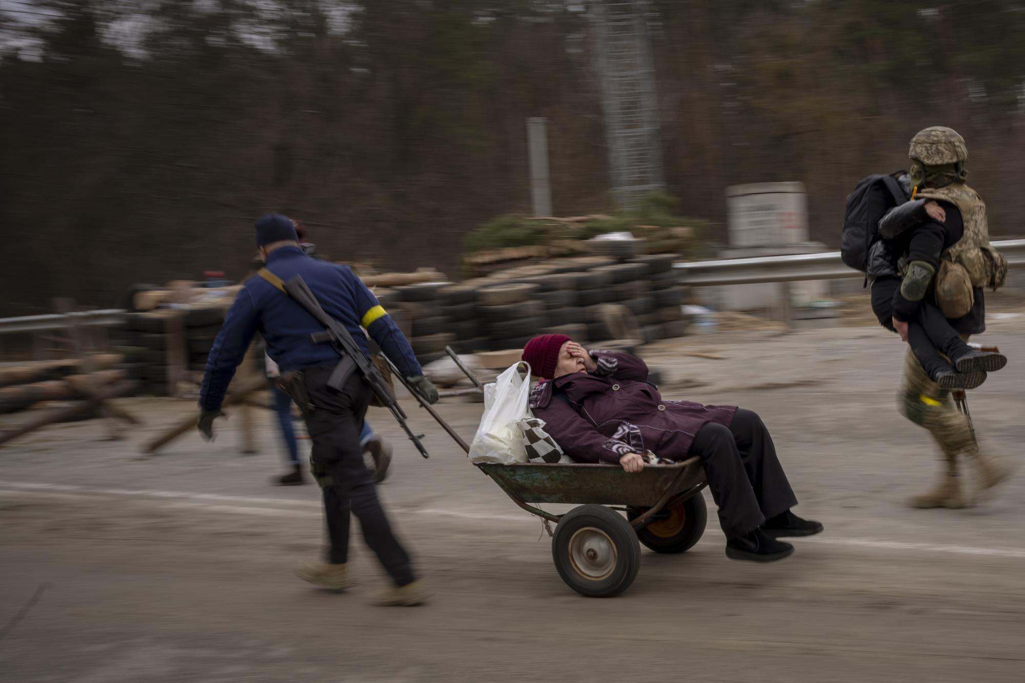 Ảnh thế giới 7 ngày qua: Bom đạn bao trùm, hàng trăm nghìn người di tản khỏi Ukraine - Ảnh 6.