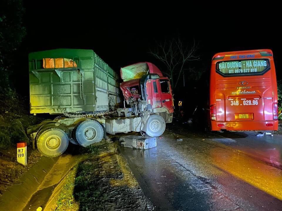 Ô tô khách đấu đầu xe đầu kéo trong đêm, 2 người thương vong - Ảnh 1.