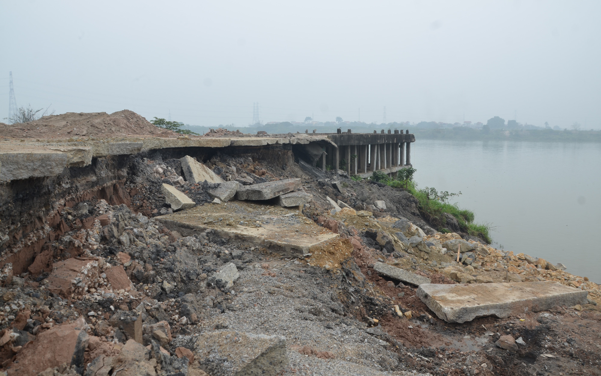 Hà Nội: Cận cảnh khu vực sụt lún “nuốt chửng” một phần Cảng Hồng Vân