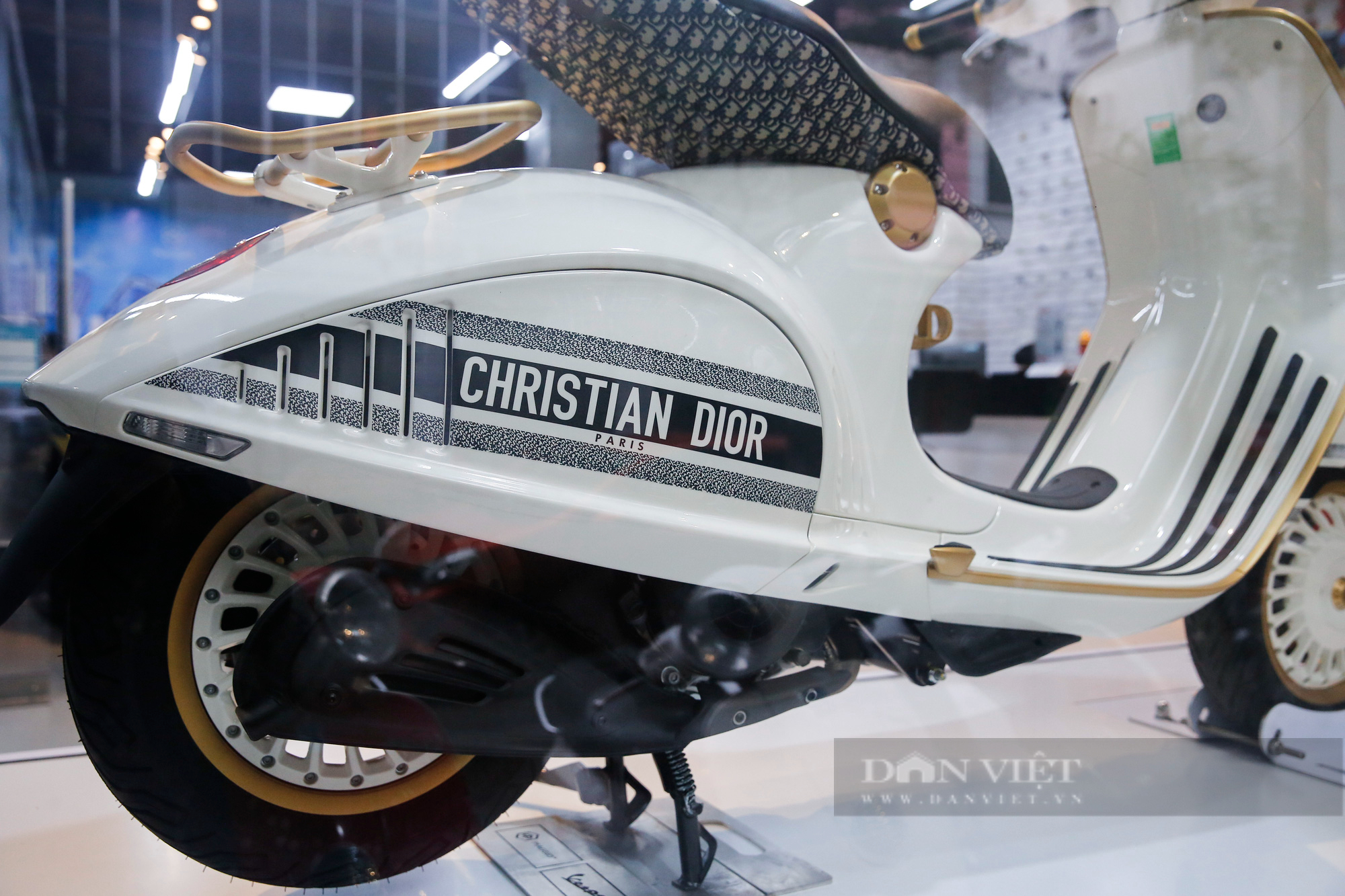 Vespa 946 Christian Dior - xe ga giá gần 700 triệu đồng - VnExpress