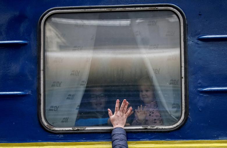 Ảnh thế giới 7 ngày qua: Bom đạn bao trùm Ukraine, người dân phải tị nạn qua biên giới - Ảnh 4.