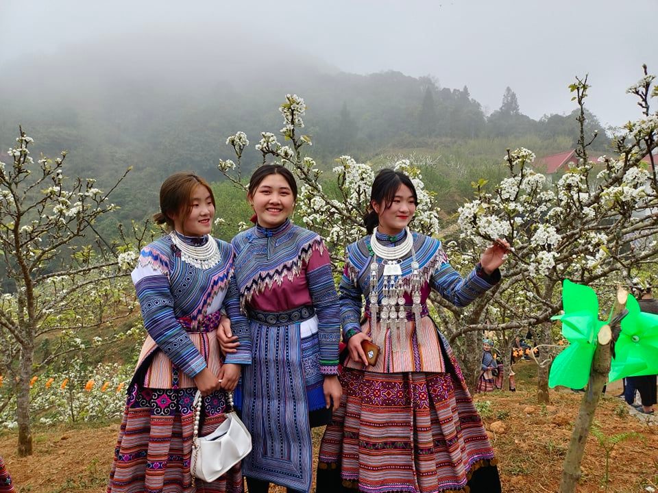 Lần đầu tiên Si Ma Cai tổ chức lễ hội hoa lê, chiêm ngưỡng vẻ đẹp thiếu nữ Mông bên rừng hoa trắng - Ảnh 1.