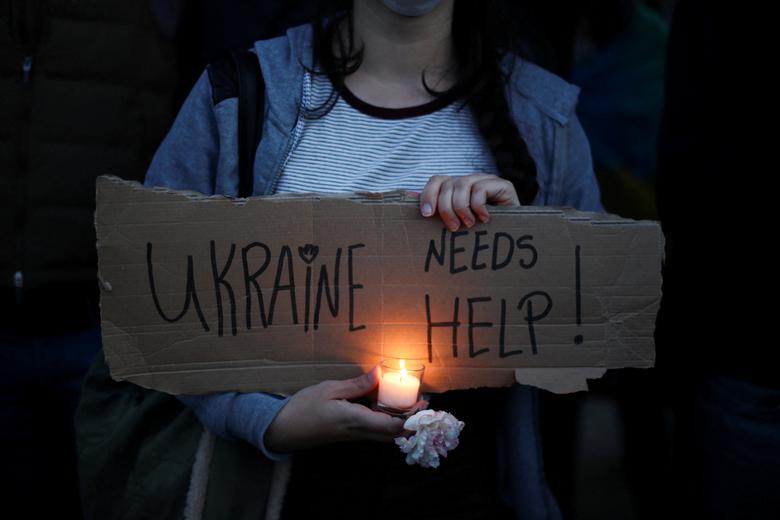 Ảnh thế giới 7 ngày qua: Bom đạn bao trùm Ukraine, người dân phải tị nạn qua biên giới - Ảnh 7.