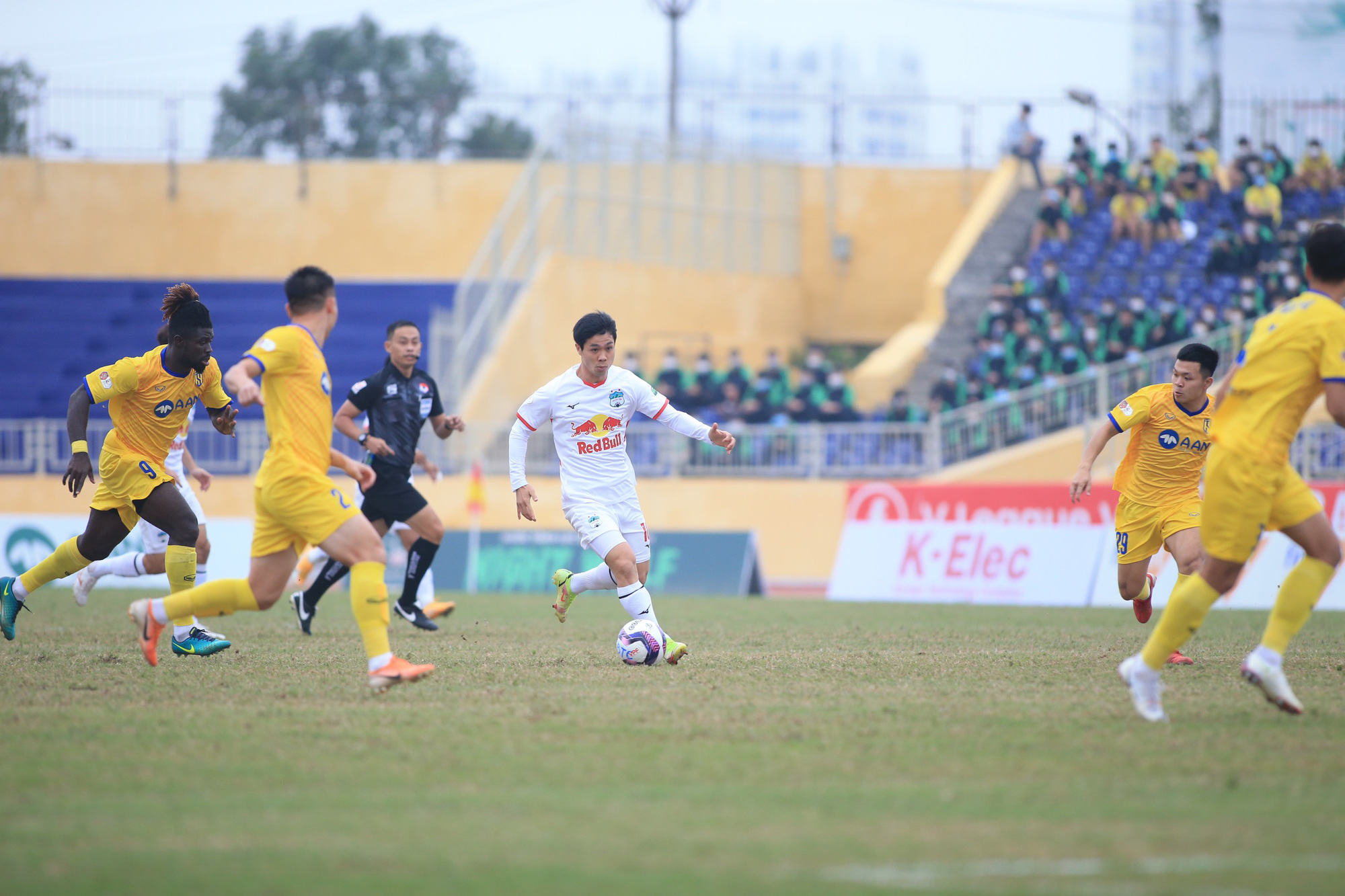 Vòng 3 Night Wolf V.League 2022: Phan Văn Đức lập siêu phẩm &quot;nhấn chìm&quot; HAGL - Ảnh 1.