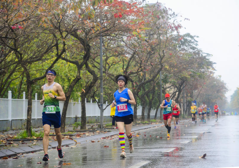 Vô địch VPBank Hanoi Marathon 2021, vì sao Phạm Thị Hồng Lệ không đua marathon SEA Games 31? - Ảnh 3.