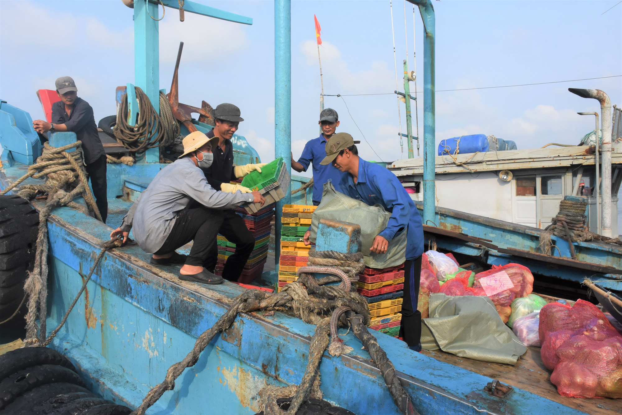 Khan hiếm lao động nông nghiệp ở Bà Rịa-Vũng Tàu, từ hái tiêu, xúc muối đến đánh cá, trả công cao tìm không ra người - Ảnh 1.