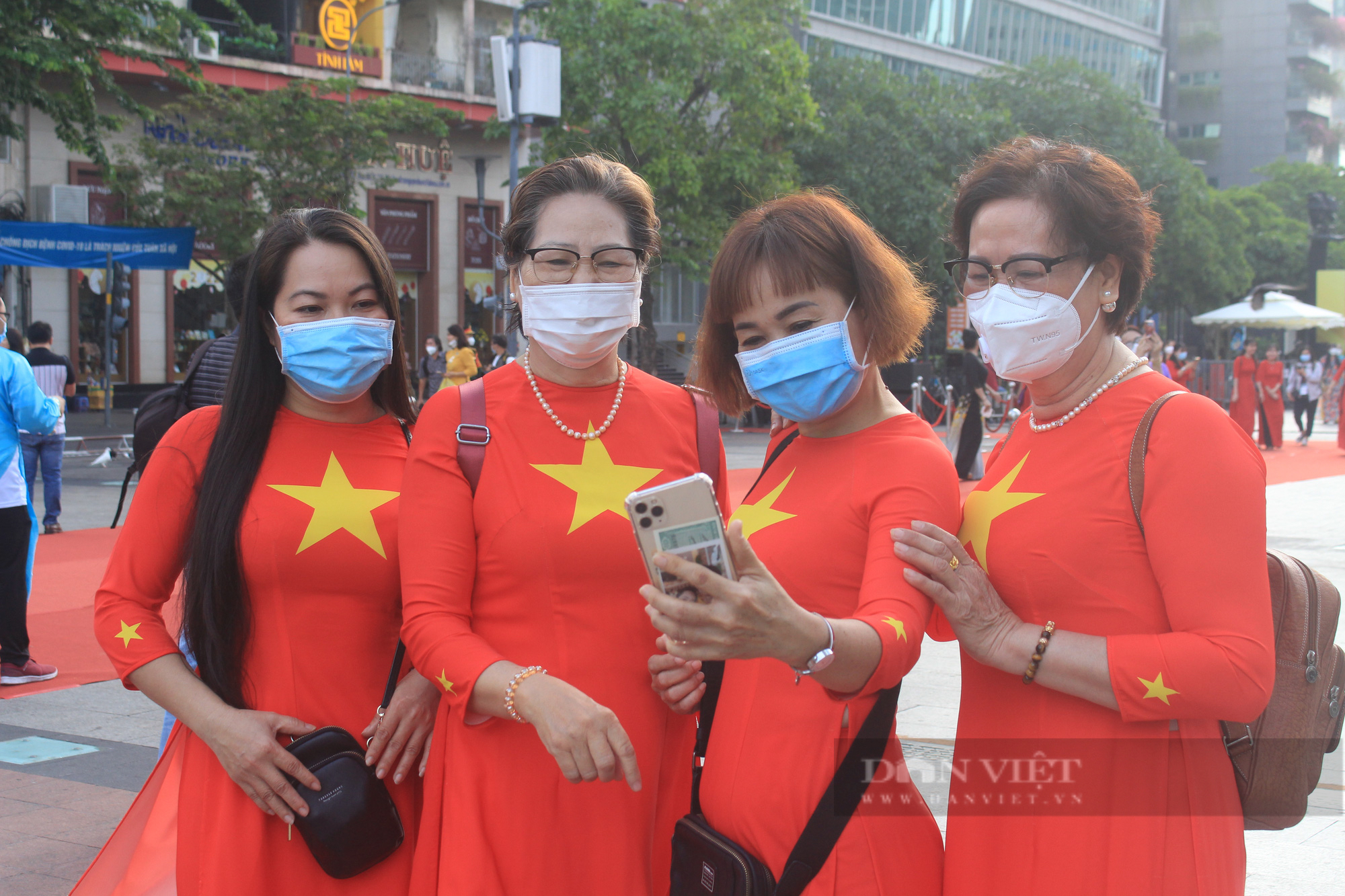 Hàng nghìn tà áo dài tại phố đi bộ Nguyễn Huệ - Ảnh 5.