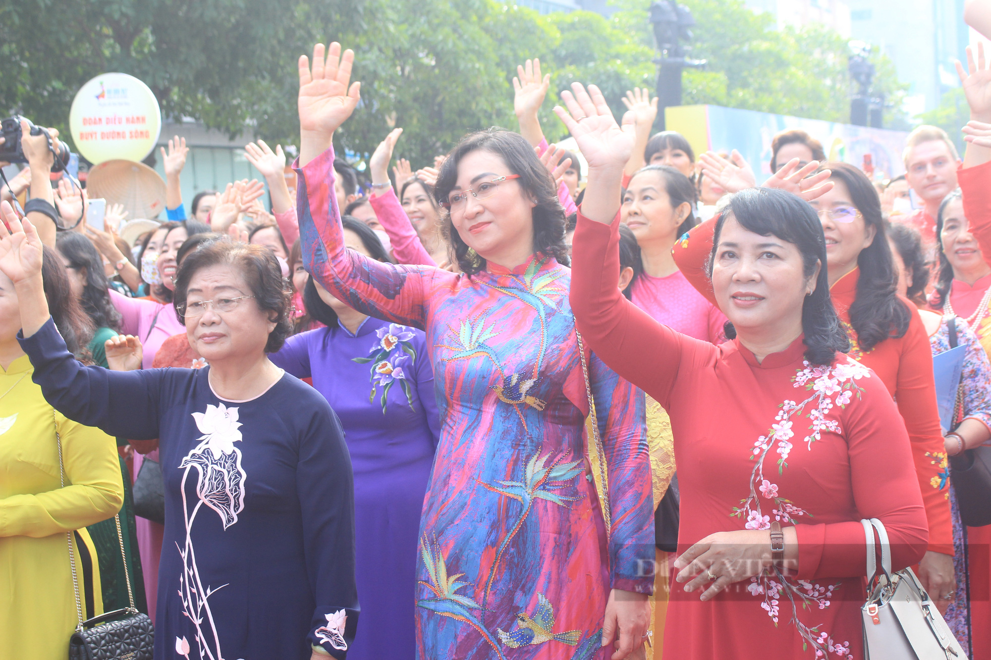 Hàng nghìn tà áo dài tại phố đi bộ Nguyễn Huệ - Ảnh 2.