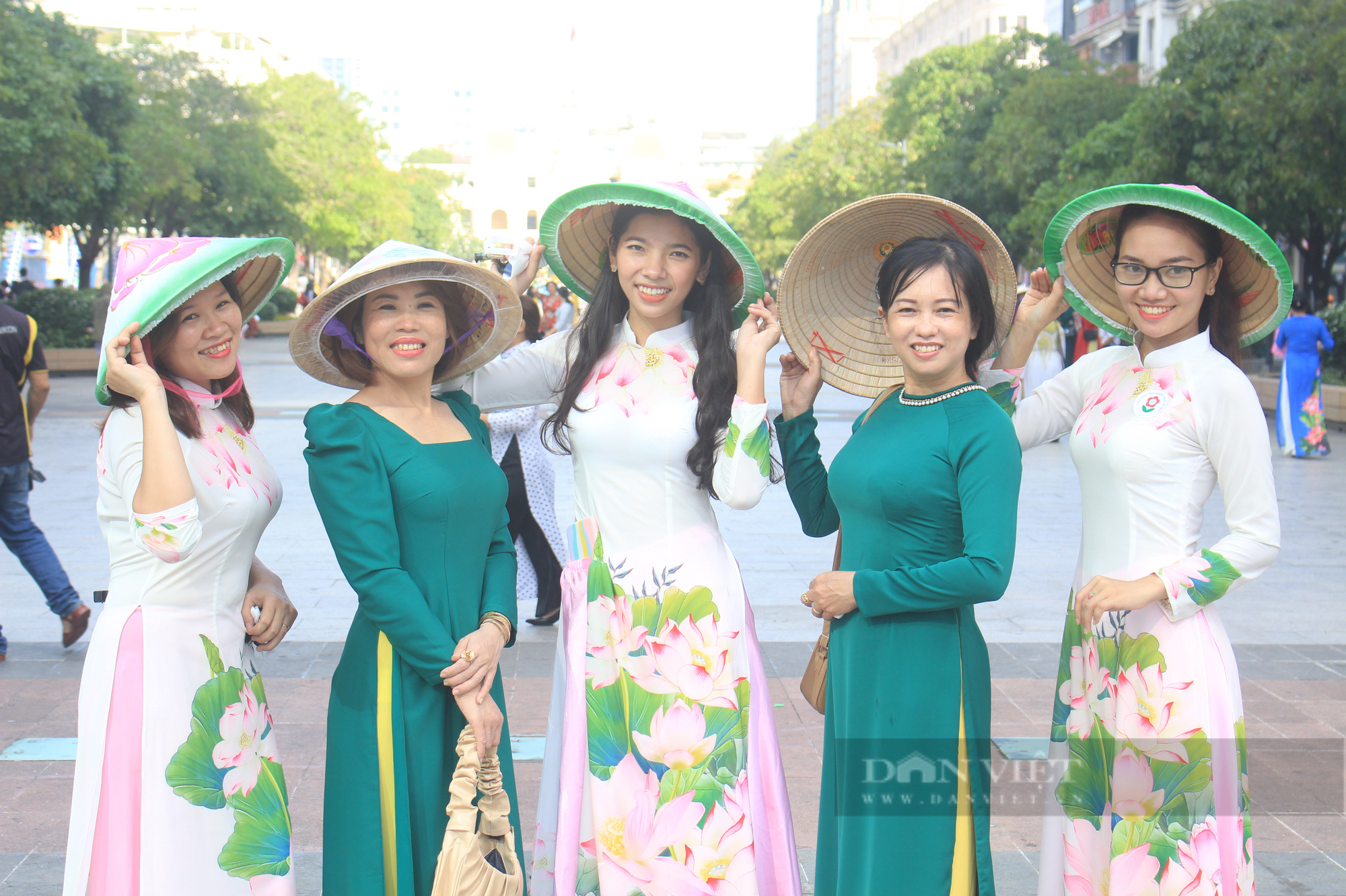 Hàng nghìn tà áo dài tại phố đi bộ Nguyễn Huệ - Ảnh 1.