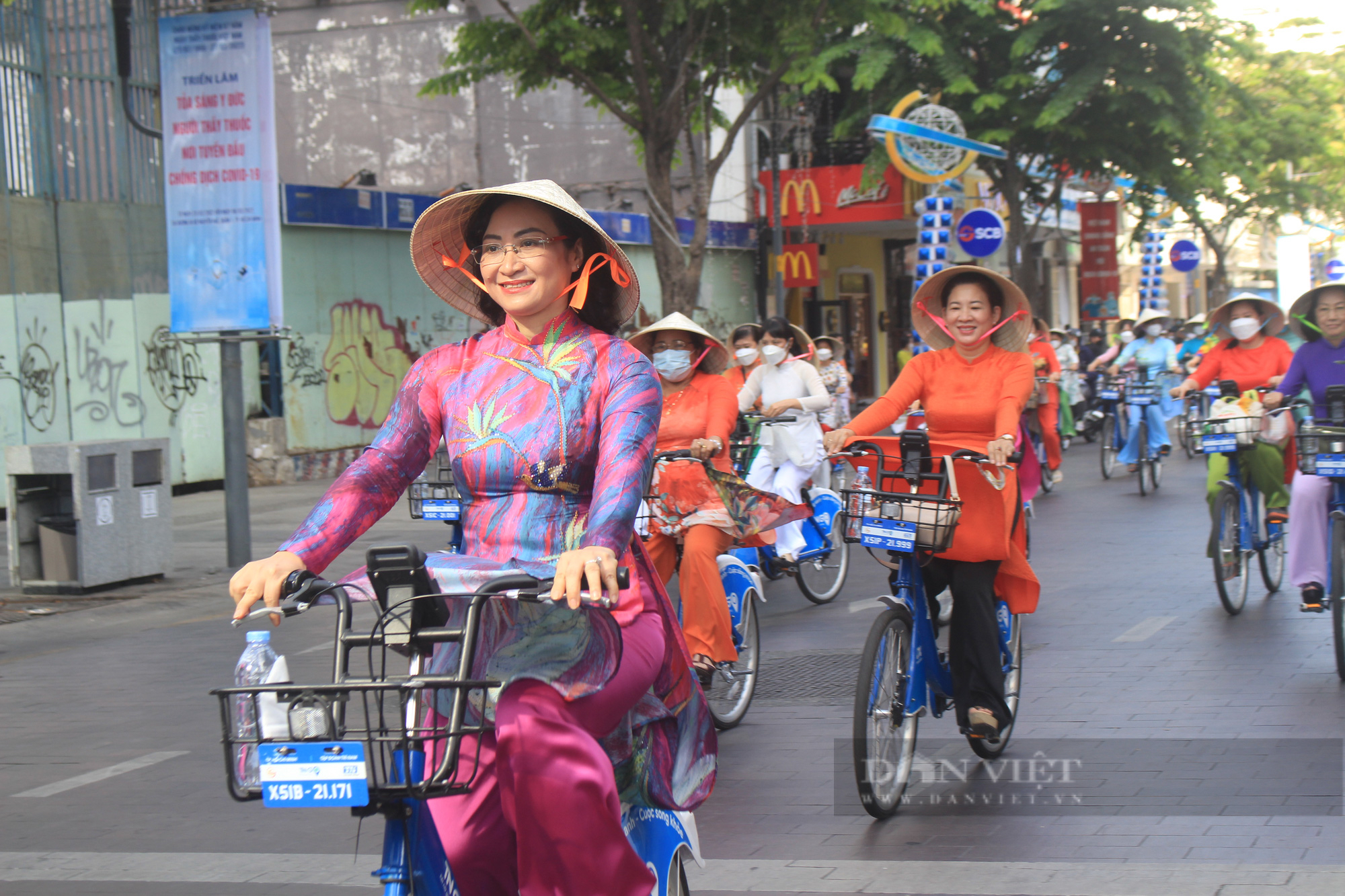 Hàng nghìn tà áo dài tại phố đi bộ Nguyễn Huệ - Ảnh 7.