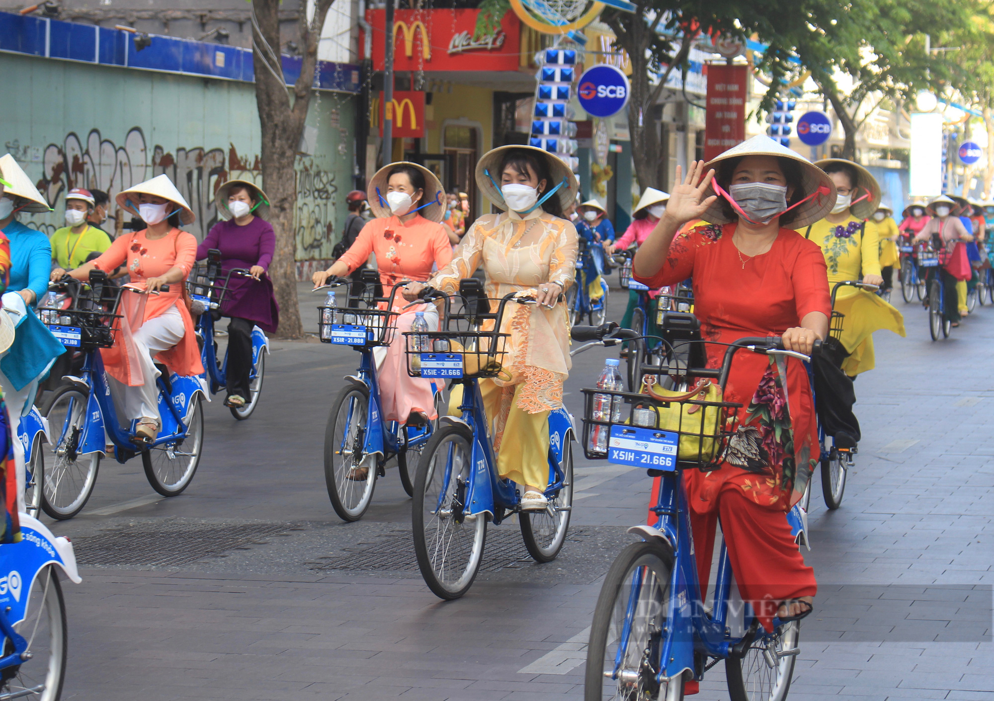 Hàng nghìn tà áo dài tại phố đi bộ Nguyễn Huệ - Ảnh 8.