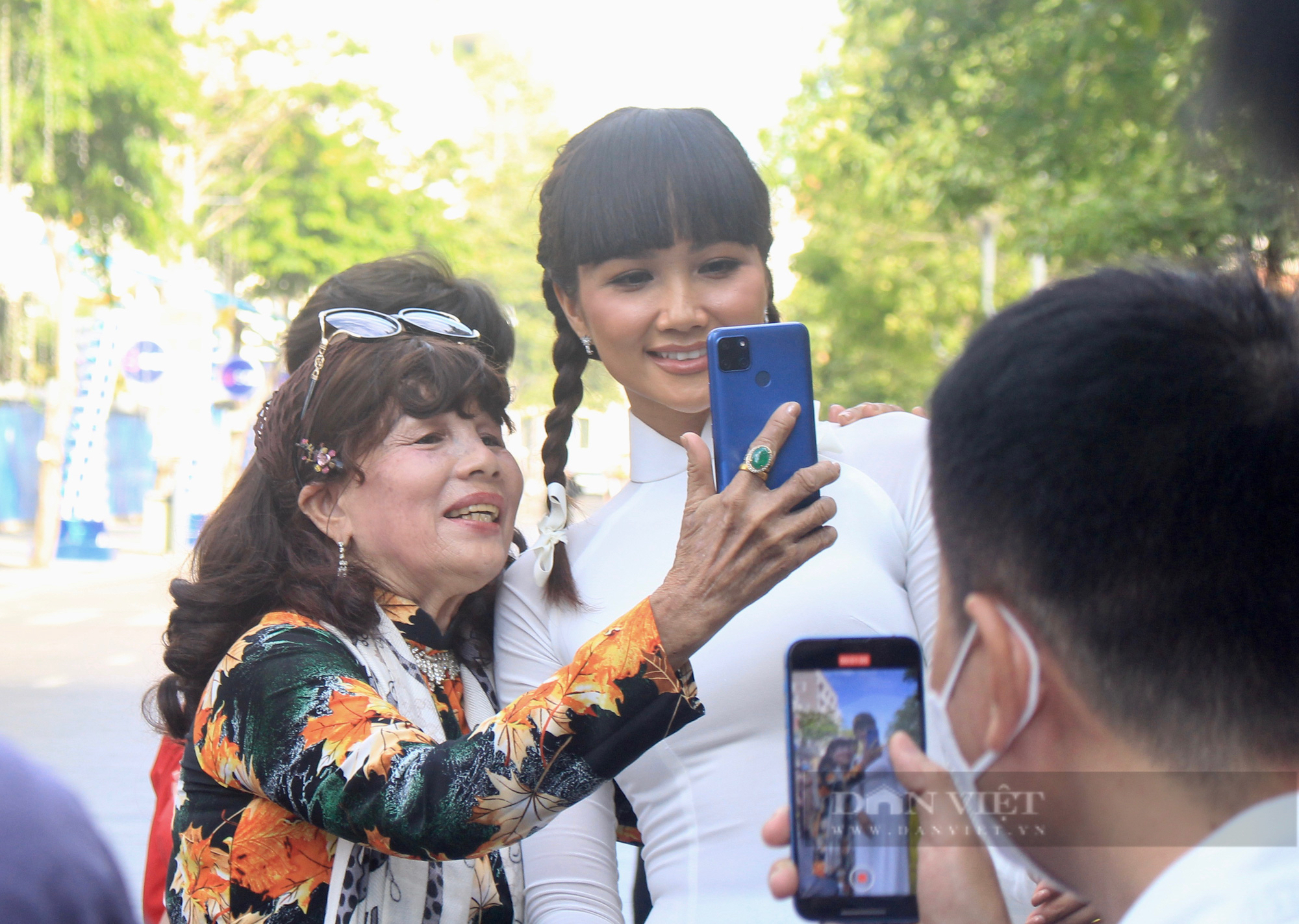 Hoa hậu H’hen Nie, Á hậu Kim Duyên hóa nữ sinh, đi xe đạp ở Lễ hội Áo dài - Ảnh 7.