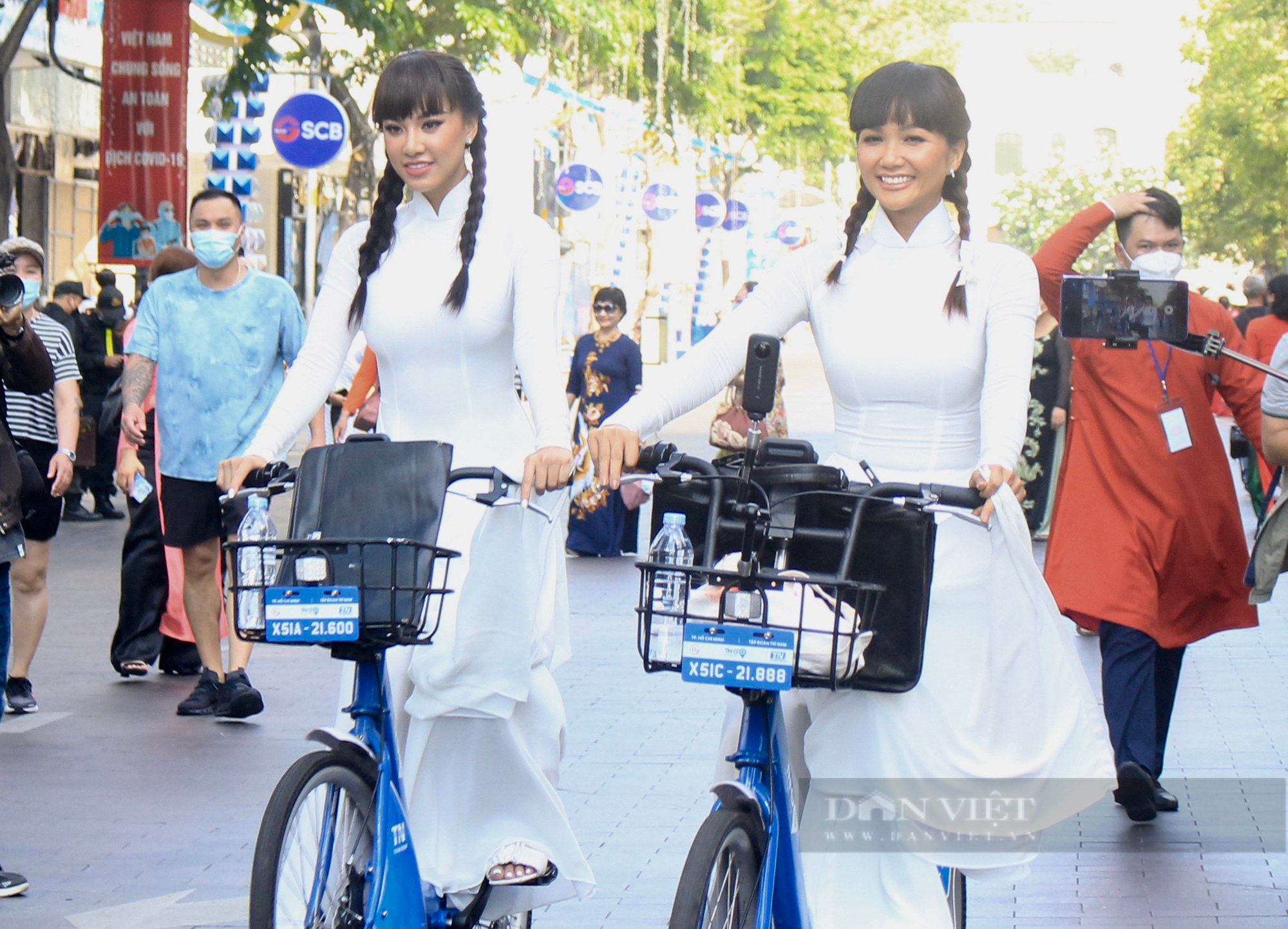 Hoa hậu H’hen Nie, Á hậu Kim Duyên hóa nữ sinh, đi xe đạp ở Lễ hội Áo dài - Ảnh 9.
