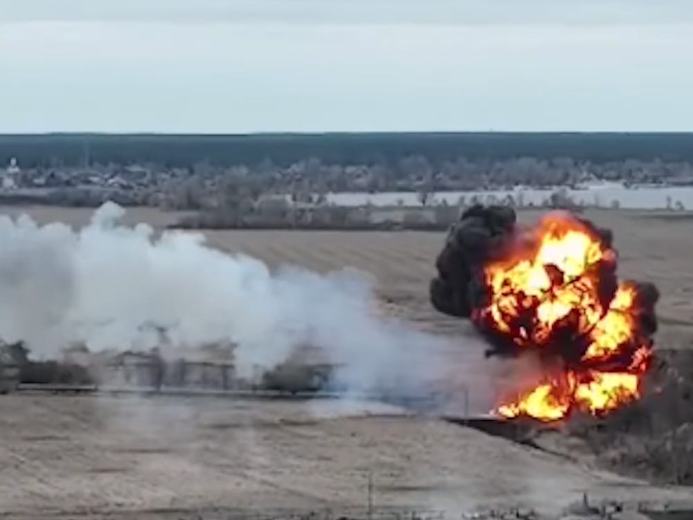 NÓNG Video Ukraine dùng tên lửa Mỹ bắn trực thăng Nga bốc cháy thành than - Ảnh 2.