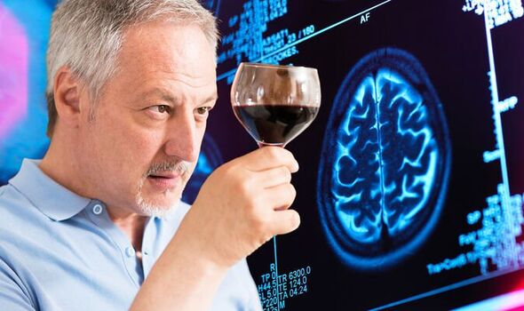 Uống một cốc rượu, bia mỗi ngày có thể khiến bộ não thu nhỏ lại - Ảnh 1.