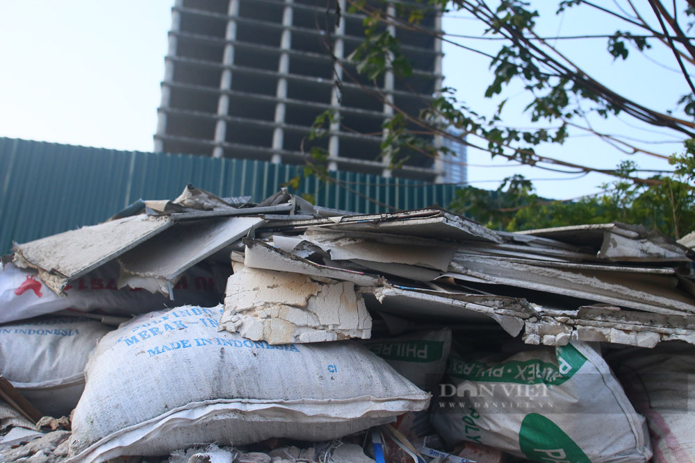 Hàng loạt bãi rác &quot;tự phát&quot; bốc mùi giữa đường phố Thủ đô Hà Nội - Ảnh 13.