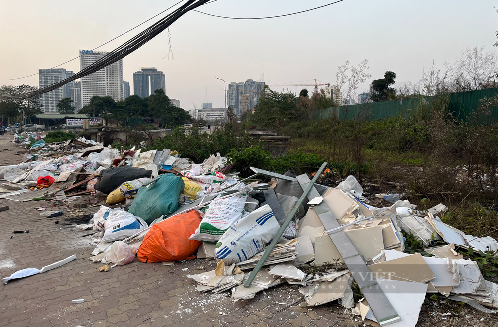 Hàng loạt bãi rác &quot;tự phát&quot; bốc mùi giữa đường phố Thủ đô Hà Nội - Ảnh 15.