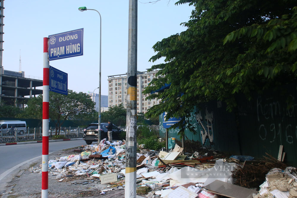 Hàng loạt bãi rác &quot;tự phát&quot; bốc mùi giữa đường phố Thủ đô Hà Nội - Ảnh 8.