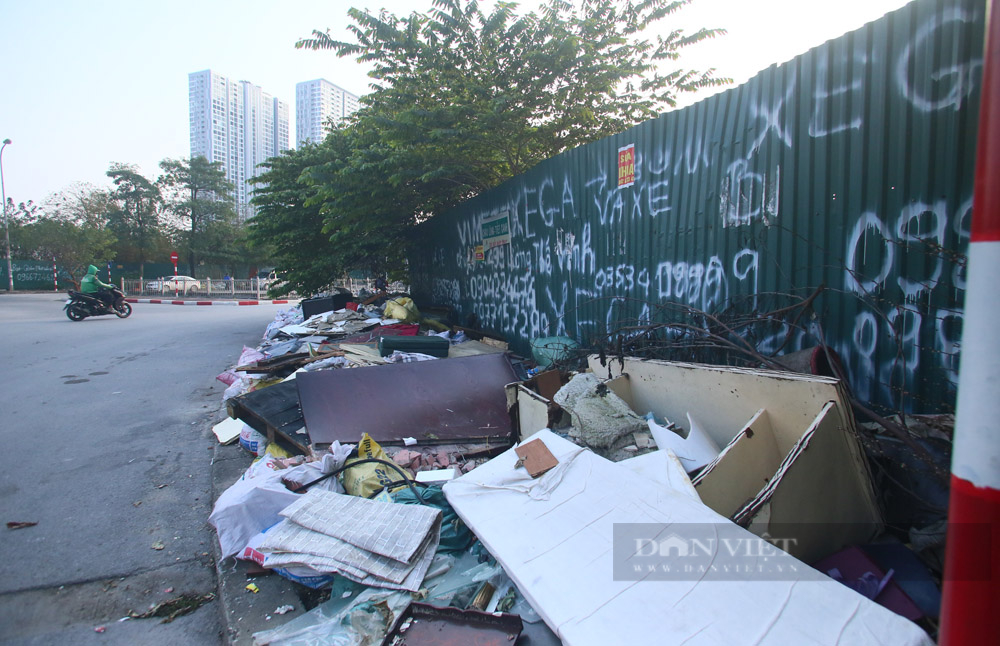 Hàng loạt bãi rác &quot;tự phát&quot; bốc mùi giữa đường phố Thủ đô Hà Nội - Ảnh 9.