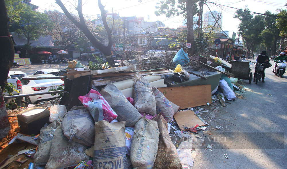 Hàng loạt bãi rác &quot;tự phát&quot; bốc mùi giữa đường phố Thủ đô Hà Nội - Ảnh 3.