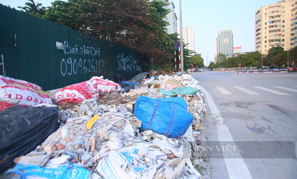 Hàng loạt bãi rác &quot;tự phát&quot; bốc mùi giữa đường phố Thủ đô Hà Nội - Ảnh 7.