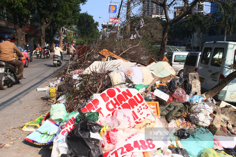 Hàng loạt bãi rác &quot;tự phát&quot; bốc mùi giữa đường phố Thủ đô Hà Nội - Ảnh 4.