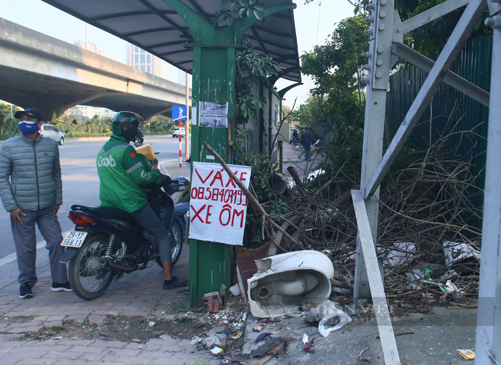 Hàng loạt bãi rác &quot;tự phát&quot; bốc mùi giữa đường phố Thủ đô Hà Nội - Ảnh 17.