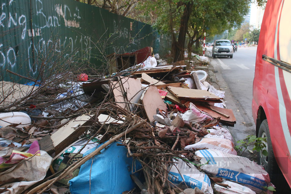 Hàng loạt bãi rác &quot;tự phát&quot; bốc mùi giữa đường phố Thủ đô Hà Nội - Ảnh 18.