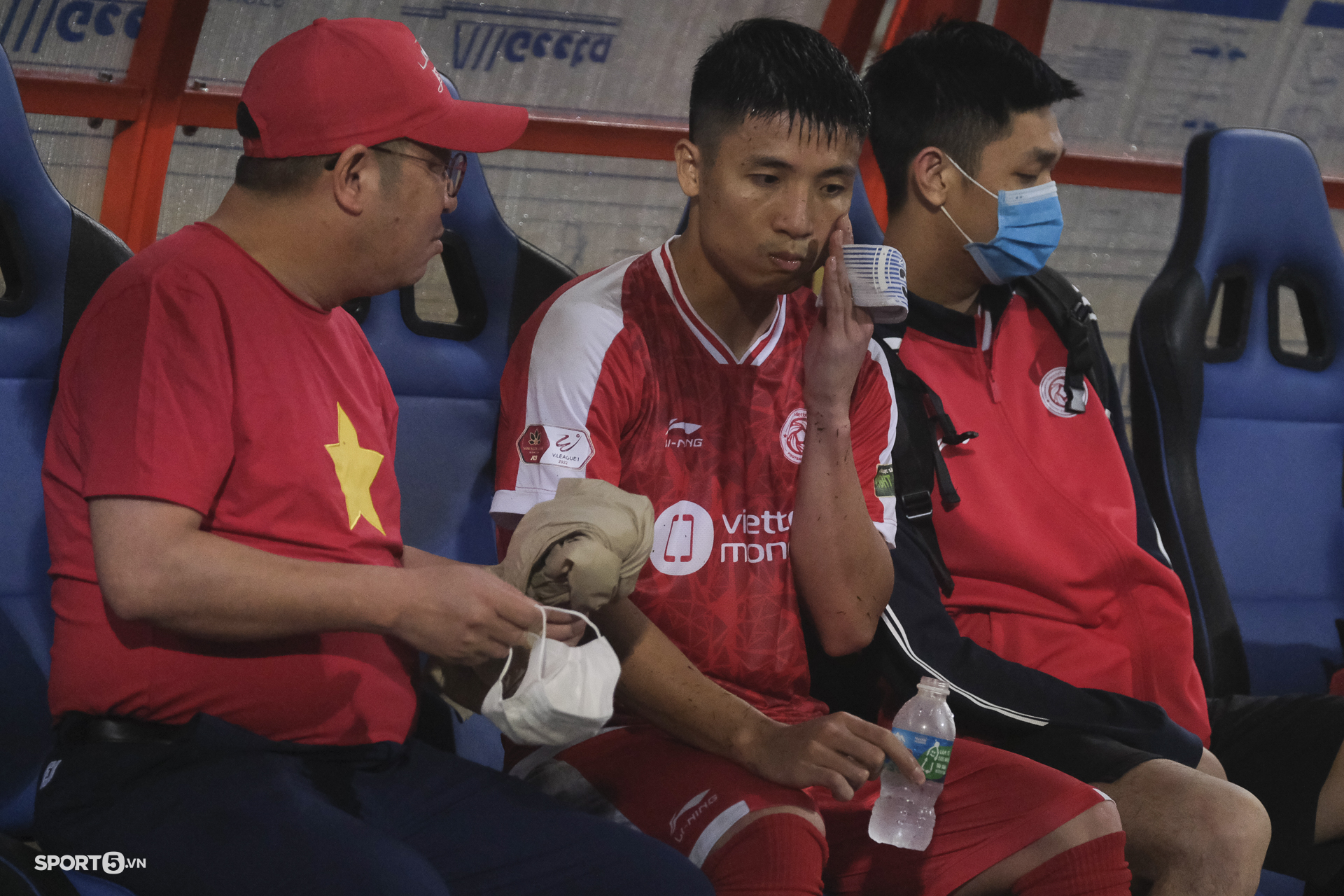 Cận cảnh pha &quot;bỏ bóng ôm người&quot; dẫn đến thẻ đỏ đầu tiên của V.League 2022 - Ảnh 12.