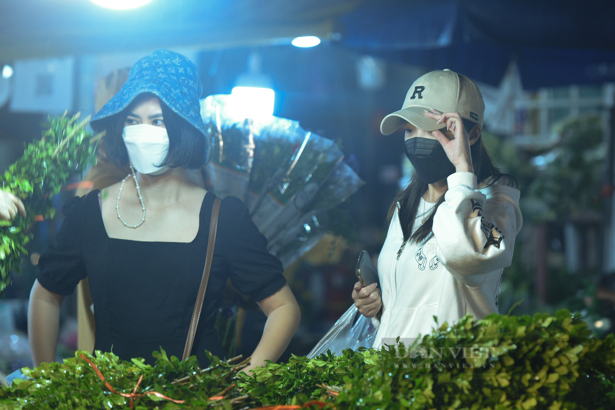 Chợ hoa lớn nhất Hà Nội vắng khách trước ngày 8/3: Giá hoa giảm hơn một nữa, tiểu thương ngủ gật vì vắng khách - Ảnh 6.