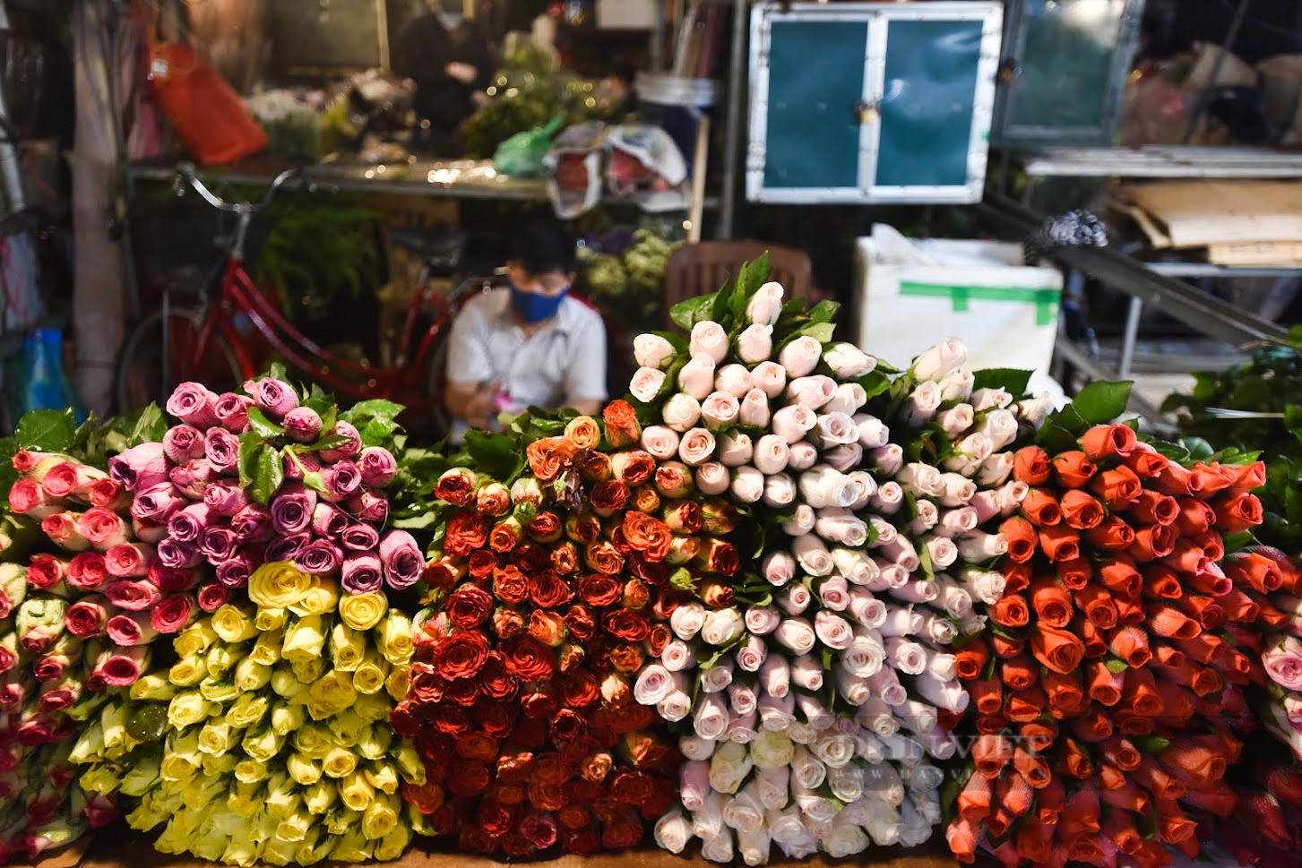 Chợ hoa lớn nhất Hà Nội vắng khách trước ngày 8/3: Giá hoa giảm hơn một nữa, tiểu thương ngủ gật vì vắng khách - Ảnh 5.