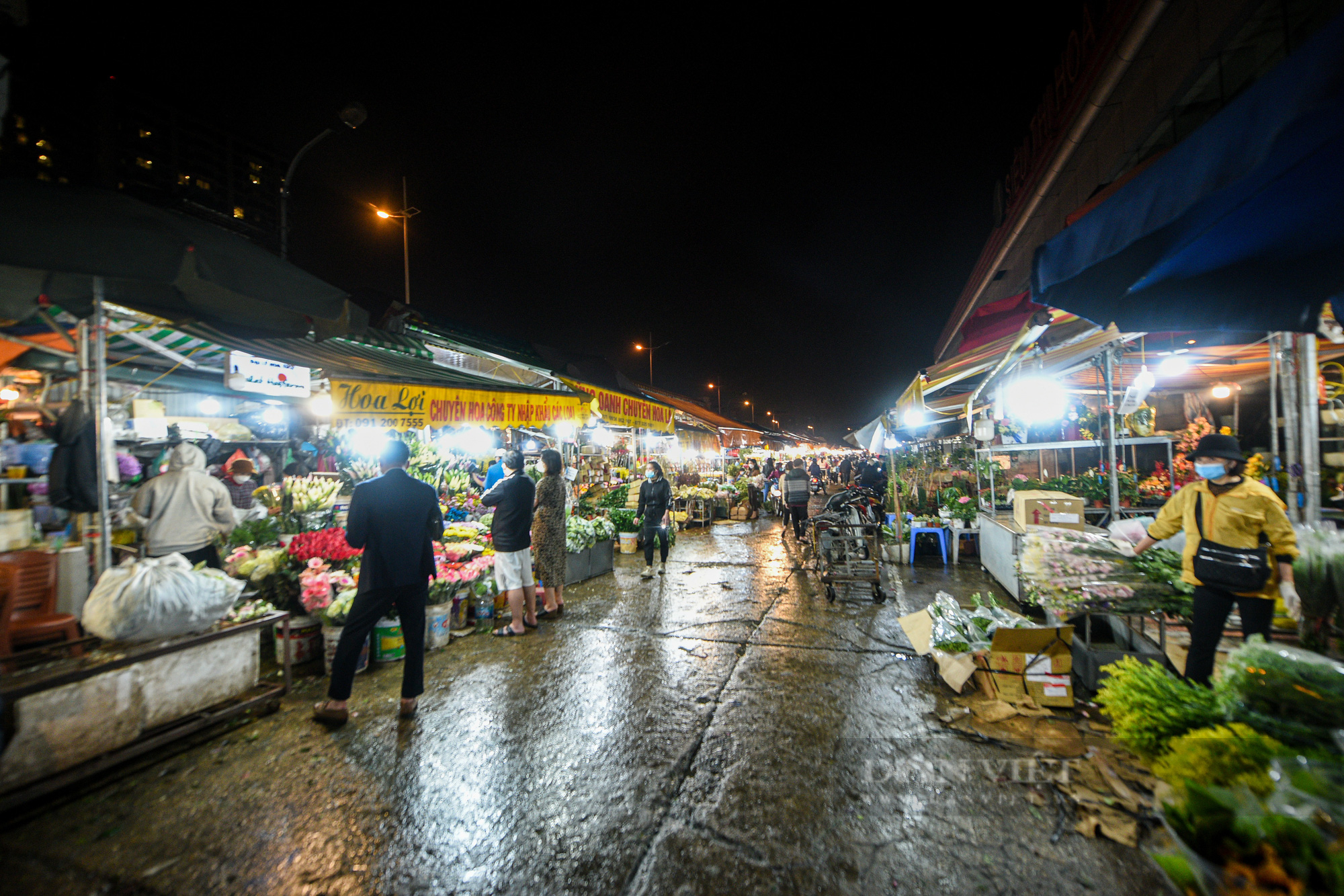 Chợ hoa lớn nhất Hà Nội vắng khách trước ngày 8/3: Giá hoa giảm hơn một nữa, tiểu thương ngủ gật vì vắng khách - Ảnh 3.