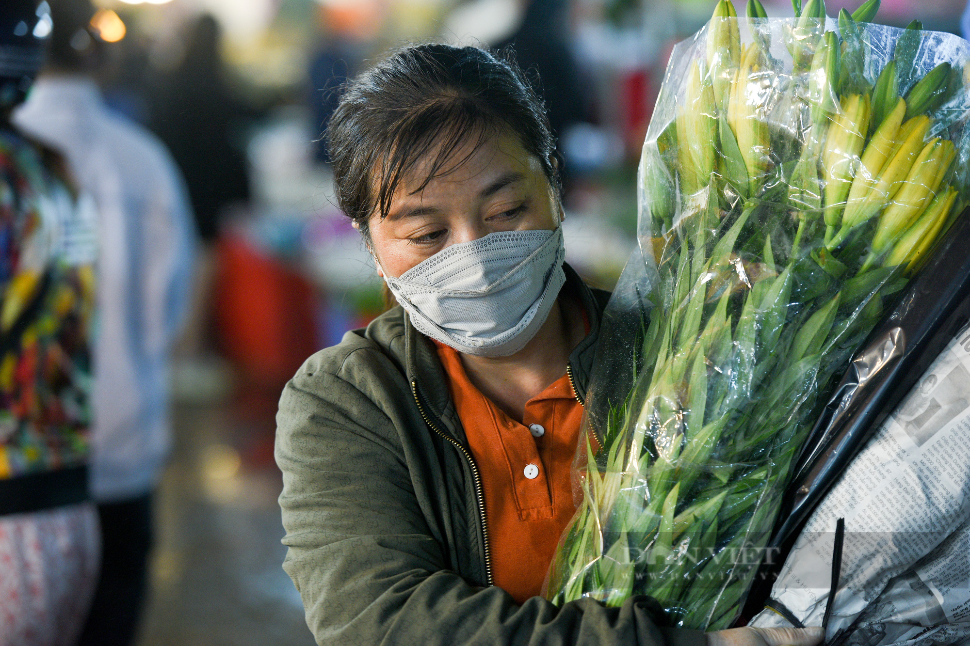 Chợ hoa lớn nhất Hà Nội vắng khách trước ngày 8/3: Giá hoa giảm hơn một nữa, tiểu thương ngủ gật vì vắng khách - Ảnh 14.