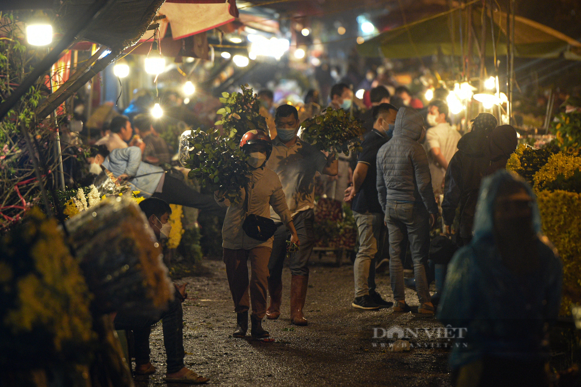 Chợ hoa lớn nhất Hà Nội vắng khách trước ngày 8/3: Giá hoa giảm hơn một nữa, tiểu thương ngủ gật vì vắng khách - Ảnh 9.