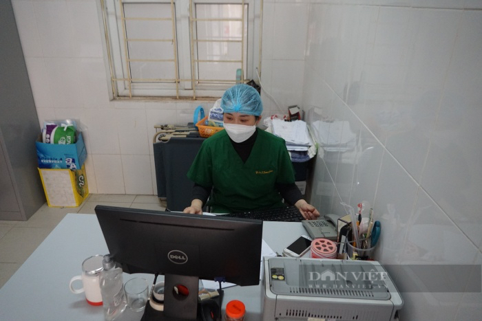 Ngày 8/3 đầy xúc động của nữ nhân viên nơi trạm y tế có 100% F0 ở Hà Nội giữa đỉnh dịch - Ảnh 3.