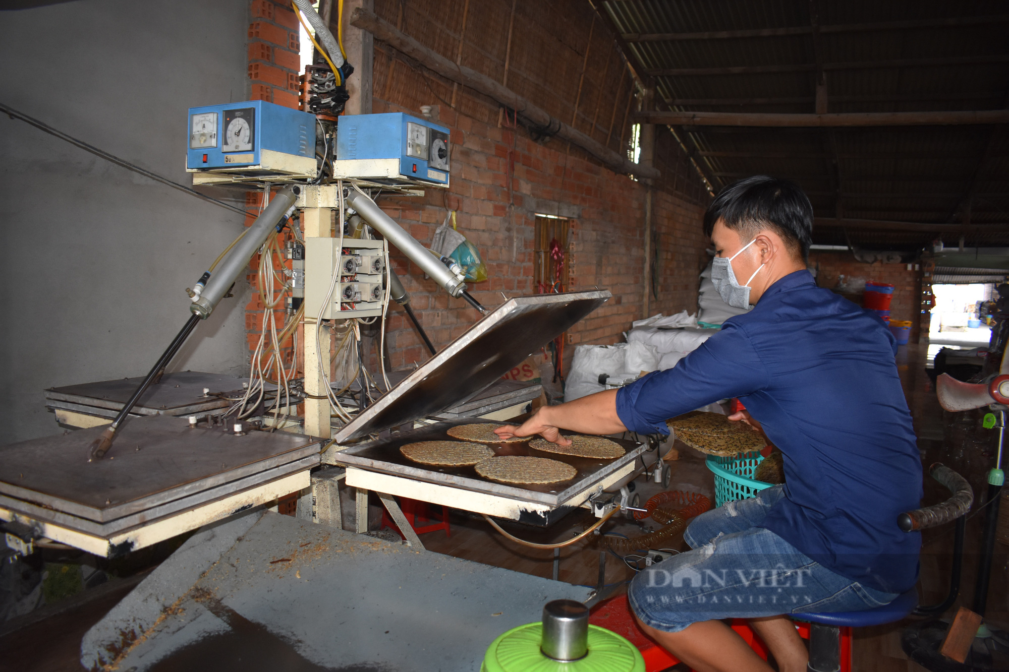 Anh nông dân Tây Ninh sáng chế máy gắp mía vừa nhanh, vừa khoẻ, cả làng trầm trồ khen siêu - Ảnh 3.