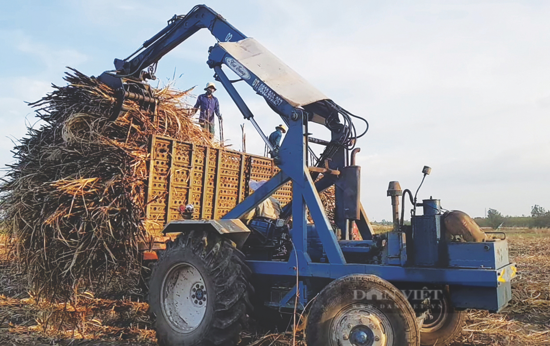 Anh nông dân Tây Ninh sáng chế máy gắp mía vừa nhanh, vừa khoẻ, cả làng trầm trồ khen siêu - Ảnh 2.