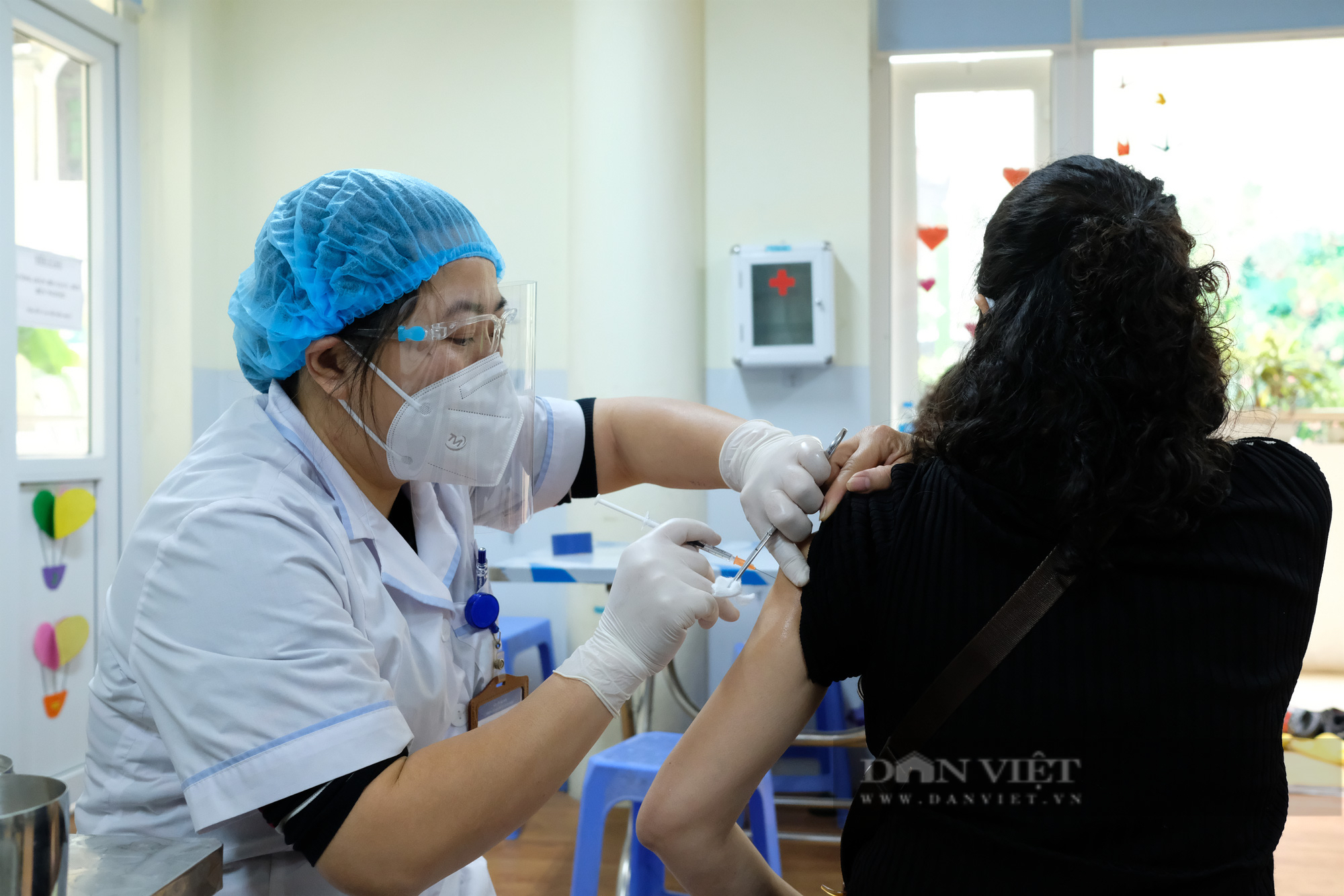 Ngày 8/3 đầy xúc động của nữ nhân viên nơi trạm y tế có 100% F0 ở Hà Nội giữa đỉnh dịch - Ảnh 10.