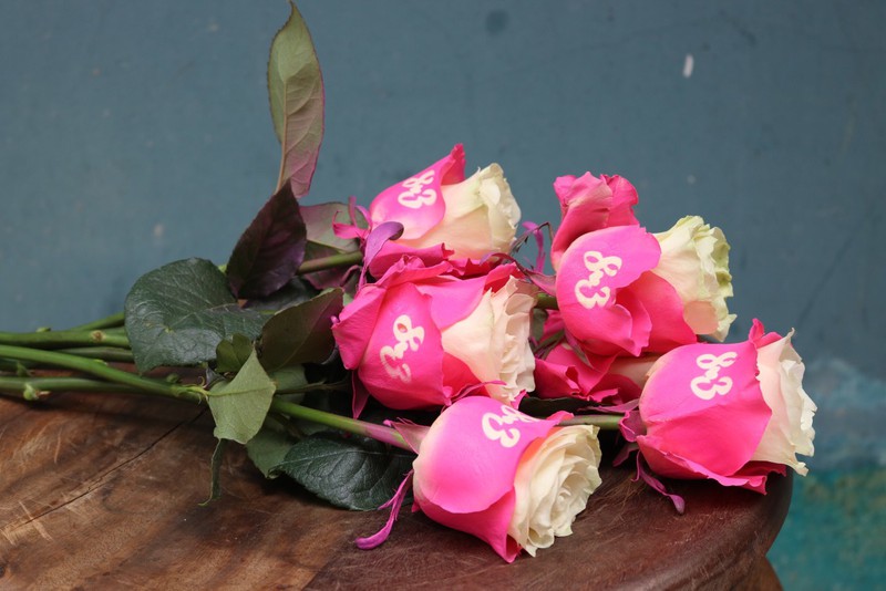 Hoa hồng in chữ 8-3 giá cao ngất ngưởng