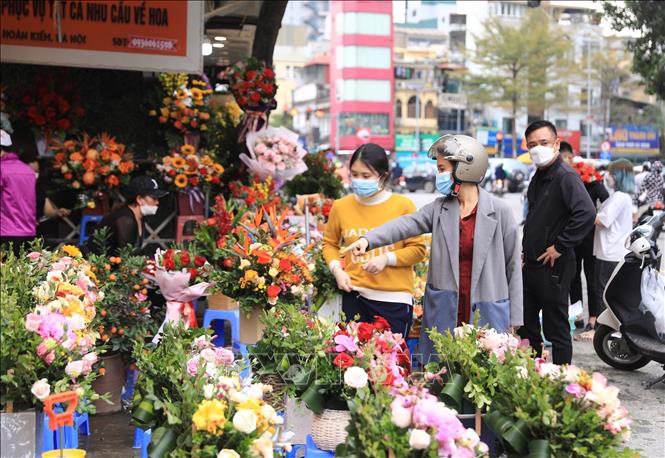 Sôi động thị trường hoa tươi nhân Ngày Quốc tế Phụ nữ 8/3 - Ảnh 1.