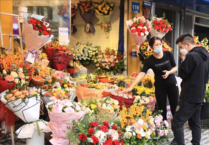 Sôi động thị trường hoa tươi nhân Ngày Quốc tế Phụ nữ 8/3 - Ảnh 2.