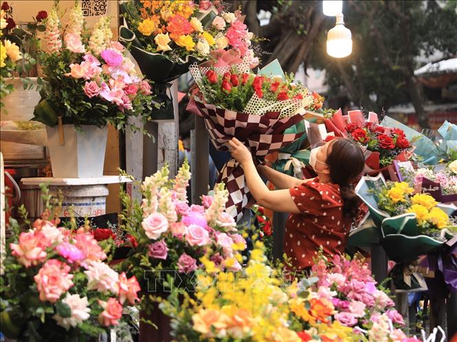 Sôi động thị trường hoa tươi nhân Ngày Quốc tế Phụ nữ 8/3 - Ảnh 4.