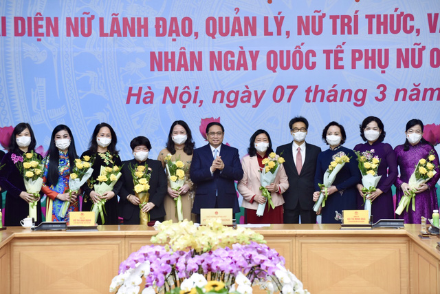 Thủ tướng yêu cầu Đề án đào tạo cán bộ nữ chính quyền địa phương và bộ ngành Trung ương triển khai ngay năm 2022 - Ảnh 2.