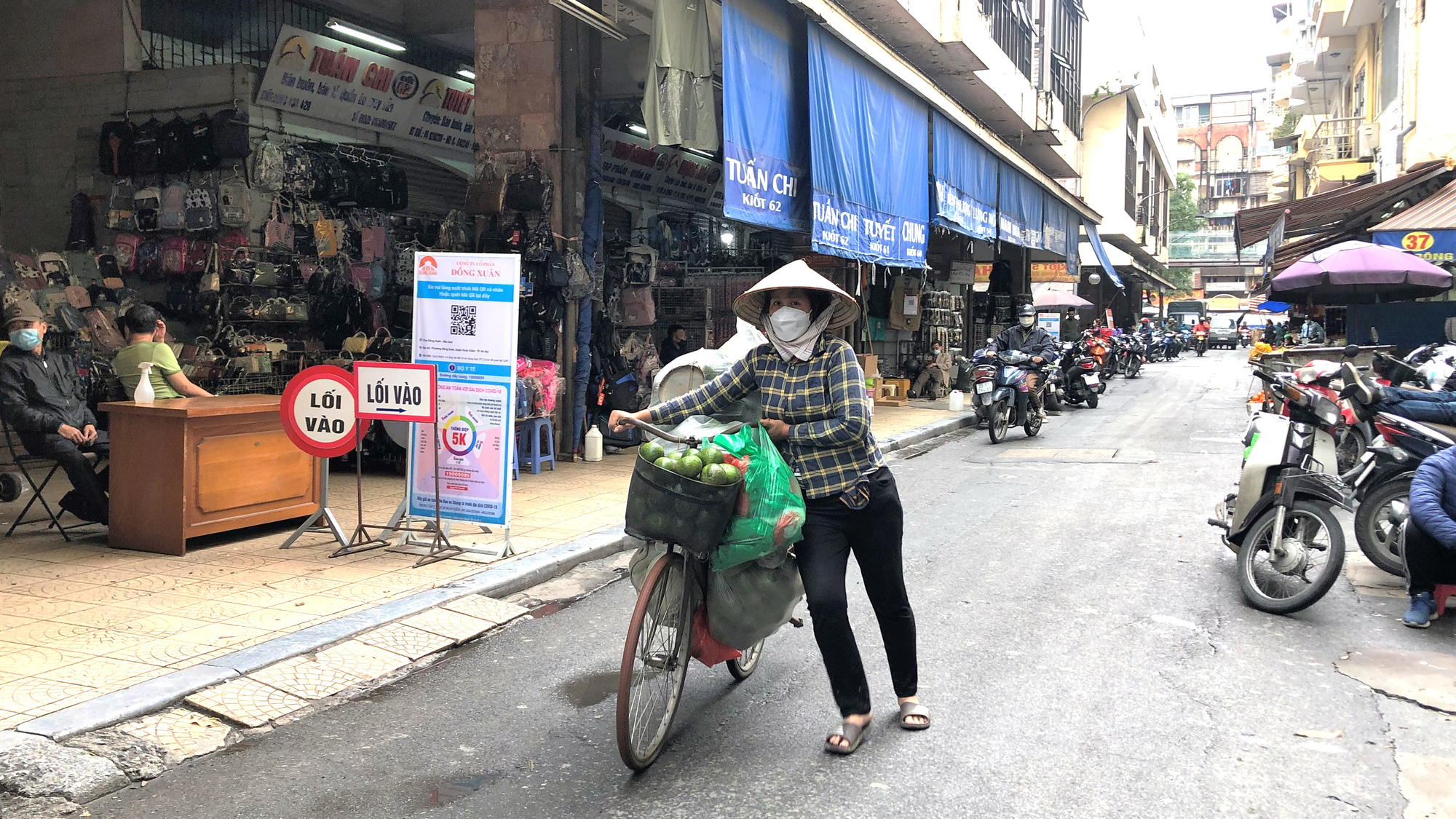 Tâm sự của những người phụ nữ “mặt cúi, lưng còng nhọc nhằn mưu sinh” quên ngày 8/3 - Ảnh 5.