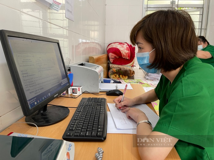 Ngày 8/3 đầy xúc động của nữ nhân viên nơi trạm y tế có 100% F0 ở Hà Nội giữa đỉnh dịch - Ảnh 7.