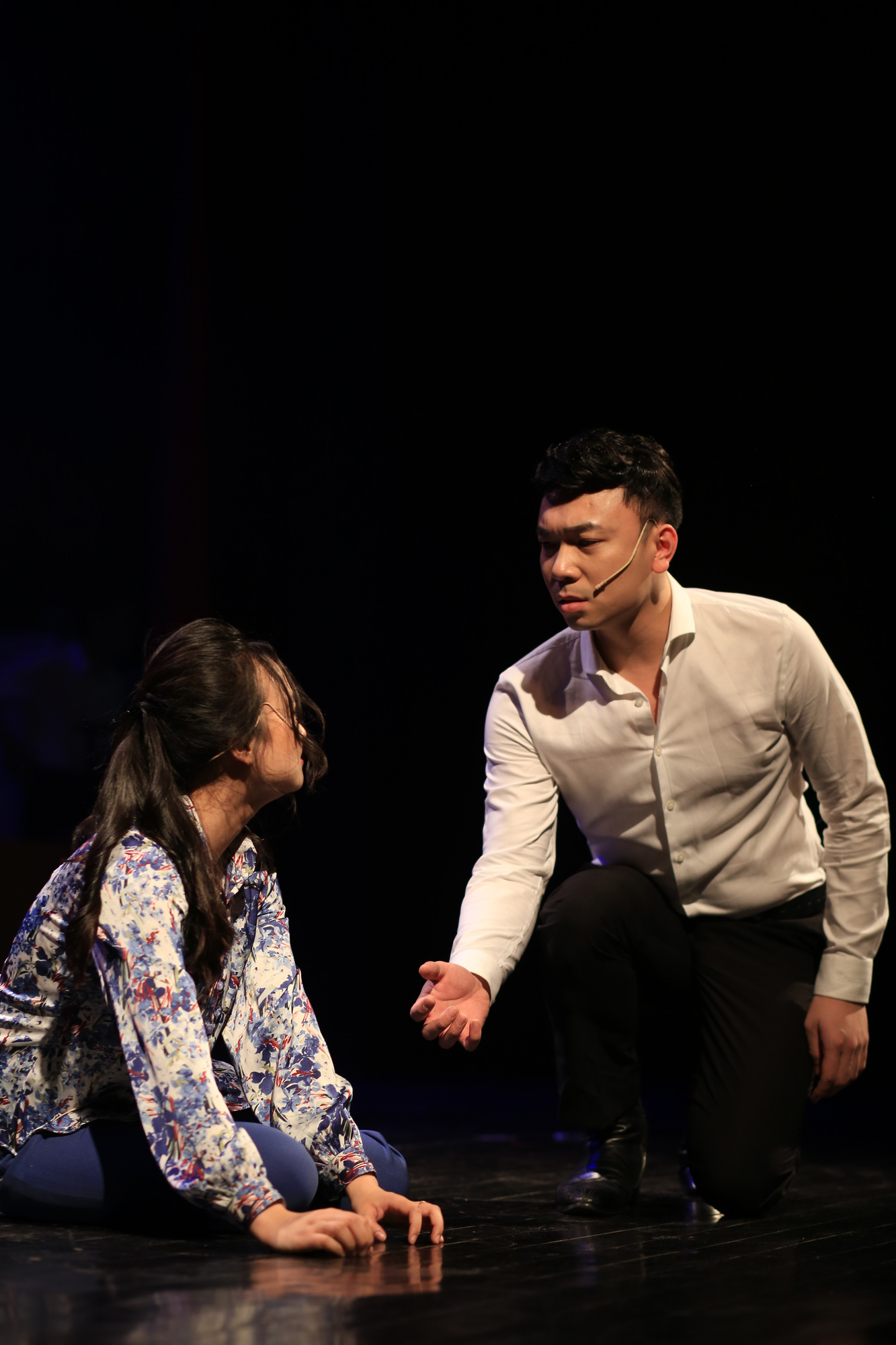 Con trai nhà thơ Xuân Quỳnh bật khóc khi nhìn thấy bóng dáng mẹ trên sân khấu - Ảnh 3.
