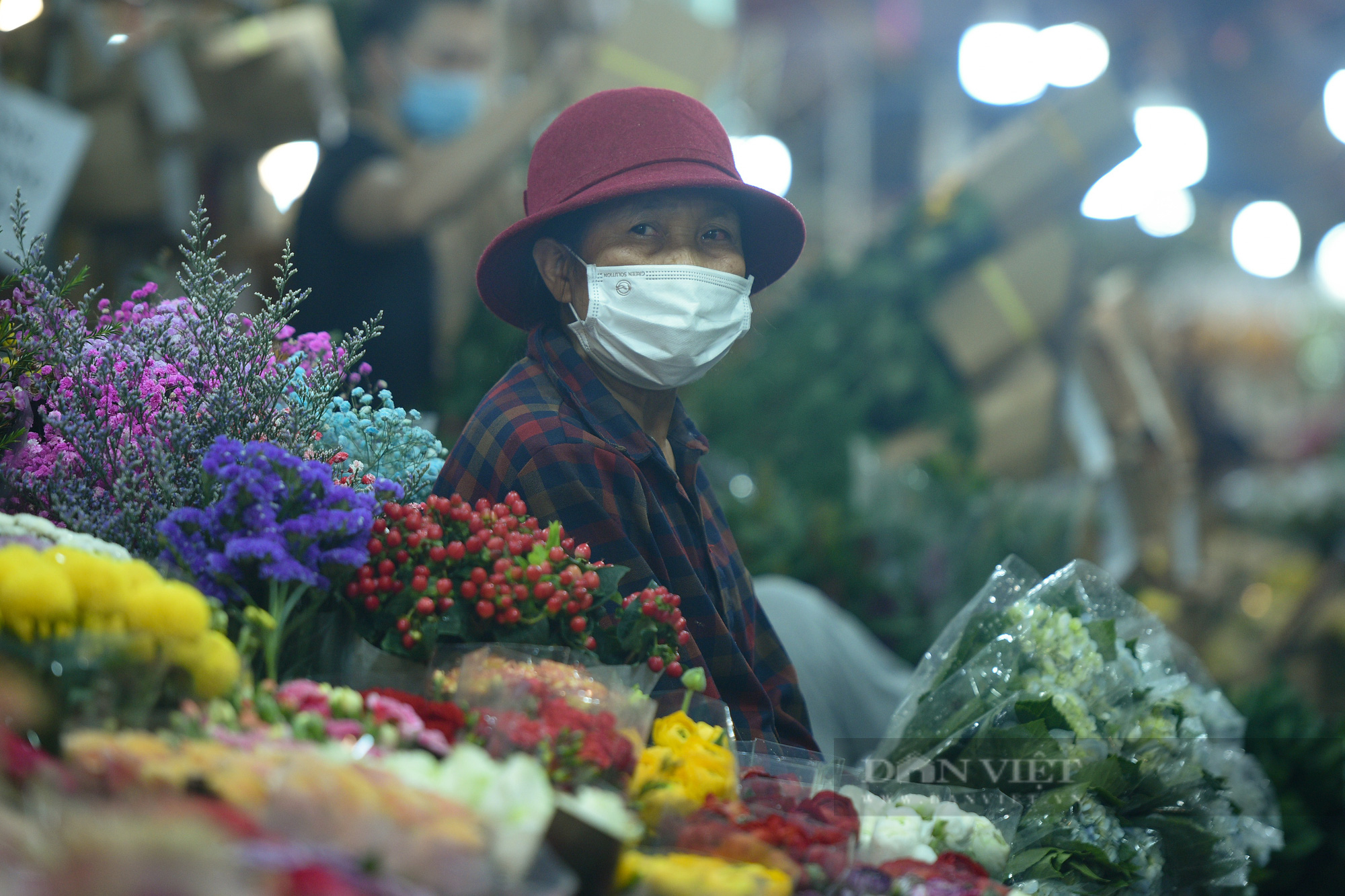 Chợ hoa lớn nhất Hà Nội vắng khách trước ngày 8/3: Giá hoa giảm hơn một nữa, tiểu thương ngủ gật vì vắng khách - Ảnh 4.