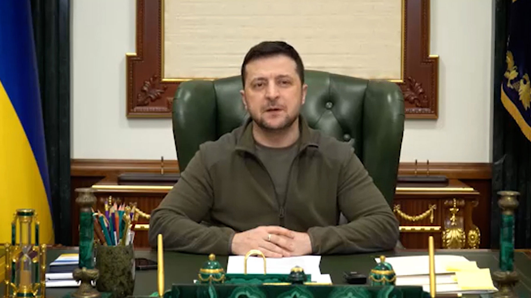 Ông Zelensky lần đầu xuất hiện trong văn phòng tổng thống sau 12 ngày chiến sự, khẳng định không sợ hãi - Ảnh 1.