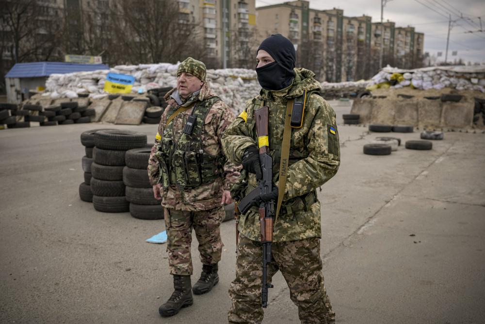 Chiến sự Nga - Ukraine ngày 8/3: Kiev dựng lô cốt ngăn quân Nga chiếm thủ đô, liệu lệnh ngừng bắn mới có thực hiện? - Ảnh 1.