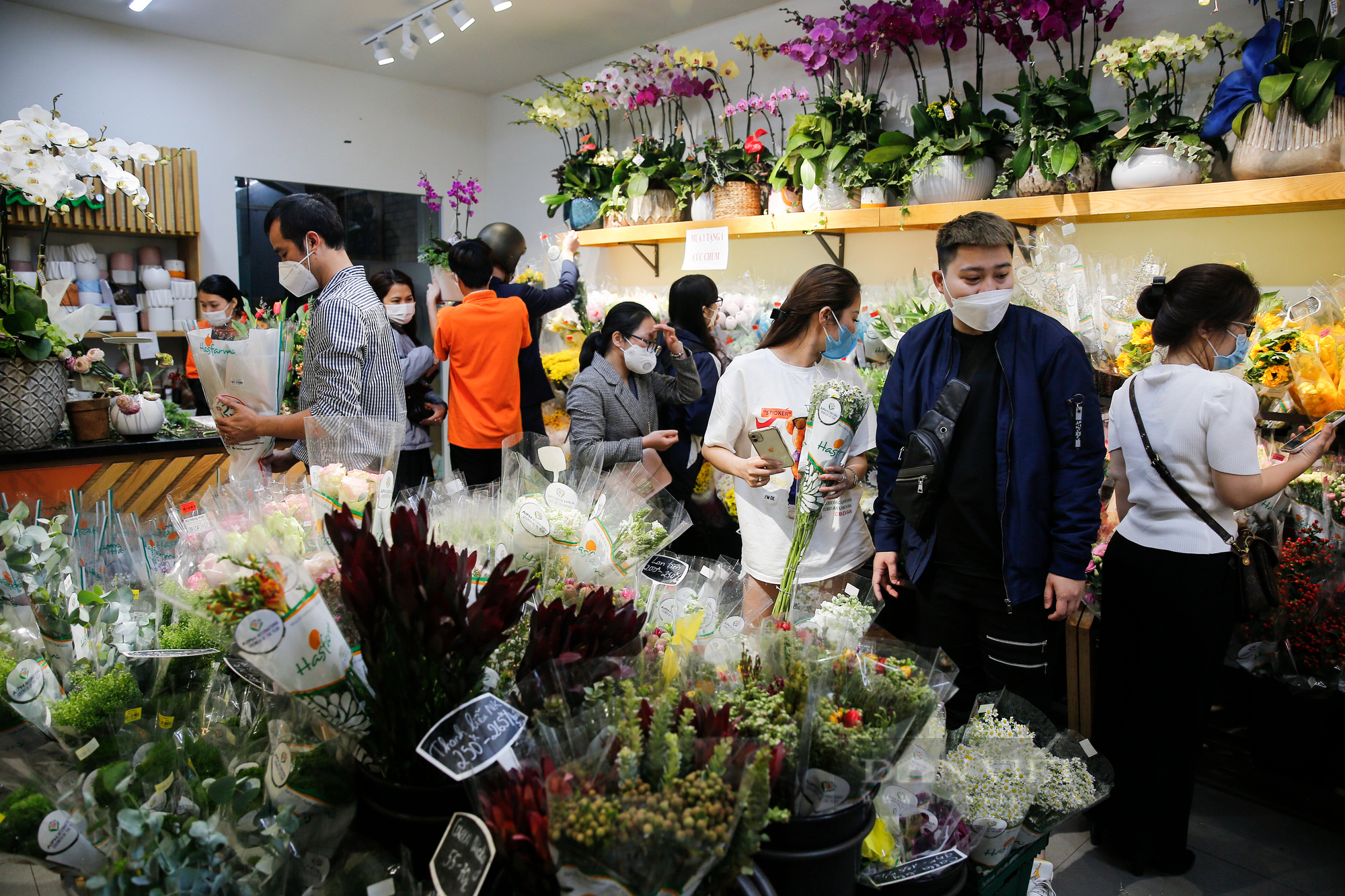 Hà Nội: Hoa tươi Đà Lạt và nhập khẩu hút khách, hoa tươi Tây Tựu ế ẩm trong ngày 8/3 - Ảnh 1.